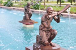 Sculture in una fontana del Kwame Nkrumah Memorial Park di Accra, Ghana. Il mausoleo è circondato da acqua che simboleggia la vita.



