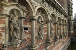 Sculture nel Castello di Frederiksborg a Hillerod, Danimarca. Costruita come prima residenza da Federico II, re di Danimarca, questa fortezza venne poi rasa al suolo e riedificata in stile olandese ...