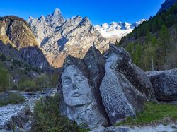 Sculture nel paesaggio roccioso della Val Masino, Lombardia.
