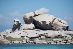 Sculture di roccia, scolpite dal vento, sull'Isola di Lavezzi in Corsica.