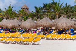 Sdrai e ombrelloni di paglia su una spiaggia di Playacar, Mare dei caraibi, Messico - © Patryk Kosmider / Shutterstock.com