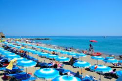 Sdrai e ombrelloni in una spiaggia di Celle Ligure, provincia di Savona (Liguria), in estate.
