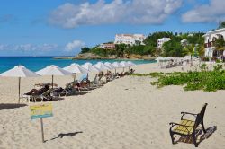 Sdraio e ombrelloni a Meads Bay, isola di Anguilla, America Centrale. Siamo a est di Porto Rico: Anguilla è un insieme di isole piatte e scogli di corallo e calcare - © EQRoy / Shutterstock.com ...