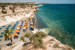 Sdraio e ombrelloni su una spiaggia di Kalymnos fra Larnaca e Limassol, Grecia - © anastas_styles / Shutterstock.com
