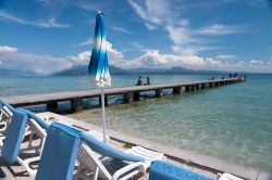 Sdraio e ombrelloni sul lungolago di Garda, Sirmione (Lombardia) - © 32292325 / Shutterstock.com