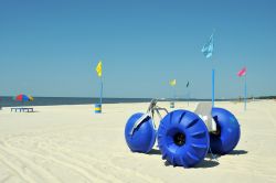 Sdraio, ombrelloni e un grande triciclo sulla spiaggia di Biloxi, Mississipi, Stati Uniti. Un tratto del litorale di sabbia bianca e soffice della cittadina situata nella contea di Harrison.


 ...