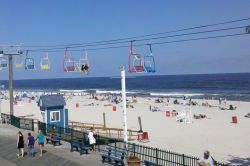 Seggiovia sopra Seaside Heights beach a New York, Stati Uniti. Sabbia bianca e mare blu intenso fanno da cornice a questa simpatica seggiovia che percorre la spiaggia di Seaside Heights
