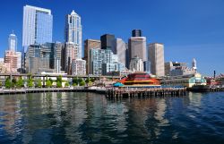 Seattle, Stati Uniti: fotografata dal mare in una rara giornata di sole.