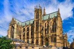 Sede del vescovo di Metz e cattedrale della diocesi cattolica, l'edificio religioso di Santo Stefano è noto anche come Lanterne du Bon Dieu per le sue vetrate (Francia).

