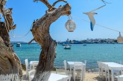 Sedie e tavoli di una tipica taverna greca sull'isola di Antiparos, Grecia.
