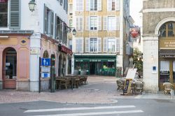 Sedie e tavolini di caffé e ristoranti in una via del centro di Pau, Nuova Aquitania (Francia) - © mimohe / Shutterstock.com