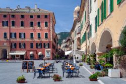 Sedie e tavolini di un bar in piazza Vittorio Emanuele II° a Finale Ligure, Savona - © MarkUK97 / Shutterstock.com