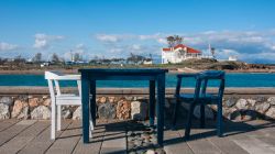 Sedie e tavolo di un locale sulla costa di Famagosta, Cipro Nord.

