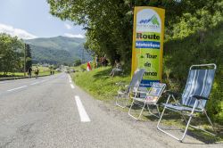 Sedie vuote in attesa del passaggio del Tour de France a Bagneres-de-Bigorre (Francia) lungo al strada per il Colle di Tourmalet - © Radu Razvan / Shutterstock.com