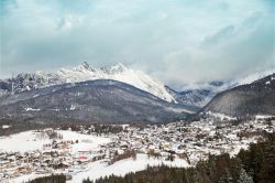 Seefeld in inverno dopo una nevicata tra le montagne del Tirolo in Austria