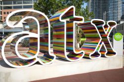 Segnaletica colorata di ATX a Austin, Texas: disegnata da Chase Meyers, la si può vedere all'angolo della Fifth and North Lamar fuori dal Whole Foods - © VDB Photos / Shutterstock.com ...