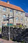 Segnaletica per i luoghi d'interesse a Lindisfarne (Inghilterra): l'isola viene chiamata anche Holy Island (Isola Santa). 
