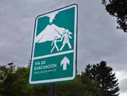 Segnaletica stradale in caso di eruzioni vulcaniche a Pucon, Cile.



