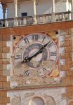 Segni del tempo a Mikulov, Repubblica Ceca. Il quadrante dell'orologio di una torre cittadina usurato dal trascorrere del tempo
