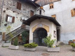 Segonzano, la cappella di Santa Maria Maddalena di Parlo nel cuore del borgo (Trentino Alto Adige).
