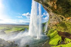 Seljalandsfoss, la Cascata Liquida, è ...