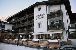 Selva di Val Gardena: la facciata dell'Hotel Tyrol - © Foto S. Vietto Ramus e Massimo Valentini