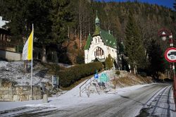 Semmering, una chiesetta con il tetto e la cupola del campanile in ceramica verde smaltata (Austria)  - © Photopictures / Shutterstock.com