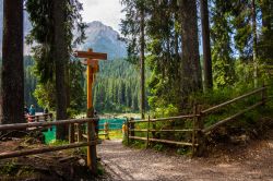 Sentieri intorno al Lago di Carezza (Karersee): siamo in Val d'Ega, vicino a Nova Levante,  Bolzano, Trentino Alto Adige.