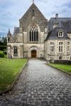 Il sentiero ciottolato che porta all'ingresso della cappella dell'abbazia di Saint-Sauveur-le-Vicomte, Normandia, Francia. Fondata nel 1080 da Neel III°, questa abbazia si presenta ...