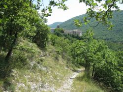 Il Sentiero del Papa e il Borgo di Genga, appennino della Provincia di Ancona (Marche) - © Alicudi - CC BY-SA 3.0 - Wikimedia Commons.