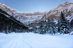 Sentiero innevato per il Circo di Gavarnie in inverno, Francia.

