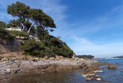 Sentiero lungo la costa rocciosa del borgo di Le Pradet, Francia. Questa cittadina marittima di 11 mila abitanti è incastonata fra Tolone e Hyères.
