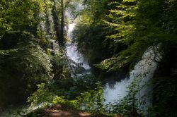 Sentiero spettacolare lungo il salto delle Cascate delle Marmore a Terni in Umbria