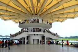 Circuito di Sepang: si trova circa 40 km a sud di Kuala Lumpur, proprio a fianco del KL International Airport. La struttura, realizzata negli anni Novanta, è estremamente moderna e ospita ...