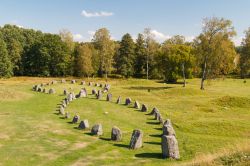 Sepolture di antica età a Anundhog, nei pressi di Vasteras, Svezia. Questa zona di sepolture ha un diametro di 60 metri e altezza di 9 metri; varia dall'età del bronzo a quella ...