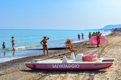 Servizio di salvataggio sulla spiaggia di Campofelice di Roccella in Sicilia. provincia di Palermo - © Goran Vrhovac / Shutterstock.com