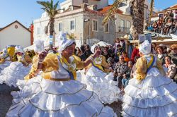 Sesimbra, Portogallo: le cosiddette Baianas, figure tipiche del carnevale di Rio de Janeiro, interpretate da signore anziane al carnevale di Sesimbra (Portogallo) - foto © StockPhotosArt ...