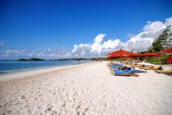 Seven Islands Resort, la spiaggia: sabbia bianca, mare cristallino e sette isolotti che proteggono la baia di Watamu sono gli ingredienti essenziali di una vacanza nello splendido mare del Kenya. ...