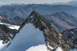 Seven Summits, lo Zuckerhuetl: in italiano si traduce come "Pan di Zucchero" ed è la vetta più alta delle Seven Summits tirolesi, nella Valle dello Stubai. Vista la difficoltà ...