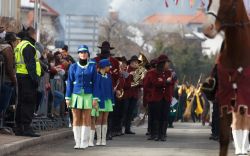 Sfilata di carnevale a Circonio, Slovenia - Ogni anno questa cittadina della Slovenia ospita uno dei carnevali più suggestivi grazie alle sue celebrazioni, le maschere e i riti della ...
