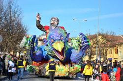 La sfilata dei carri allegorici del Carnevale di Santhià in Piemonte  - ©  www.carnevaledisanthia.it