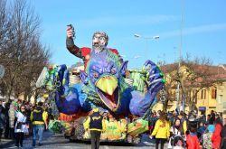 La sfilata dei carri allegorici del Carnevale ...
