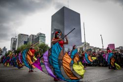 La sfilata per il Día de Muertos lungo Reforma, una delle principali strade di Città del Messico.
