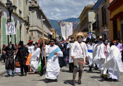 Una sfilata di ragazzi in occasione del Giorno dei Morti. A Oaxaca, come in tutto il Messico, il Día de Muertos è molto senito dalle gente - © Angela Ostafichuk / Shutterstock.com

 ...