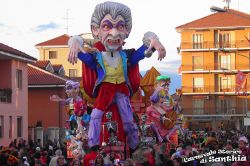 Sfilata del martedì grasso al Carnevale di Santhià - ©  www.carnevaledisanthia.it