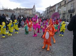 Sfilata di maschere al carnevale di Castelvetere sul Calore in Campania.