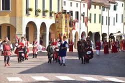 Sfilata in costume per le strade del borgo in occasione del Palio di Montagnana in Veneto - © Franco Volpato / Shutterstock.com