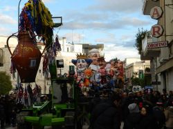 Sfilata nel centro di Casamassima dei carri di carnevale