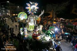 Sfilata notturna dei carri allegorici del Carnevale di Taormina