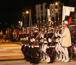 Sfilata notturna di personaggi in costume con stendardi e bandiere, Marostica, Veneto. Si svolge in occasione della partita a scacchi viventi per cui la cittadina è conosciuta in tutto ...